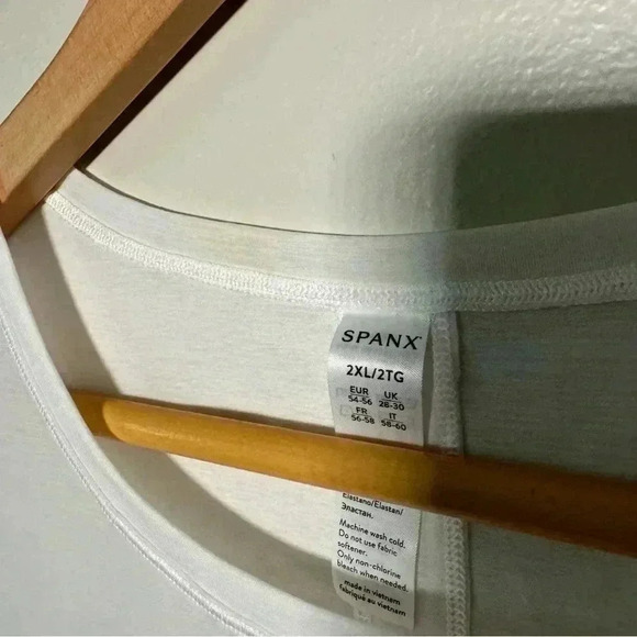 Spanx slightly sheer tank top 2X - Picture 3 of 4